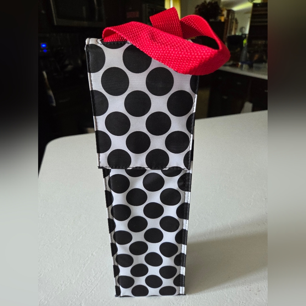 🍷Wine Bottle White with Black Dots Tote by Thirty One: For gift giving anytime!